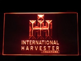 International Harvester logo op rode neon verlichte glasplaat