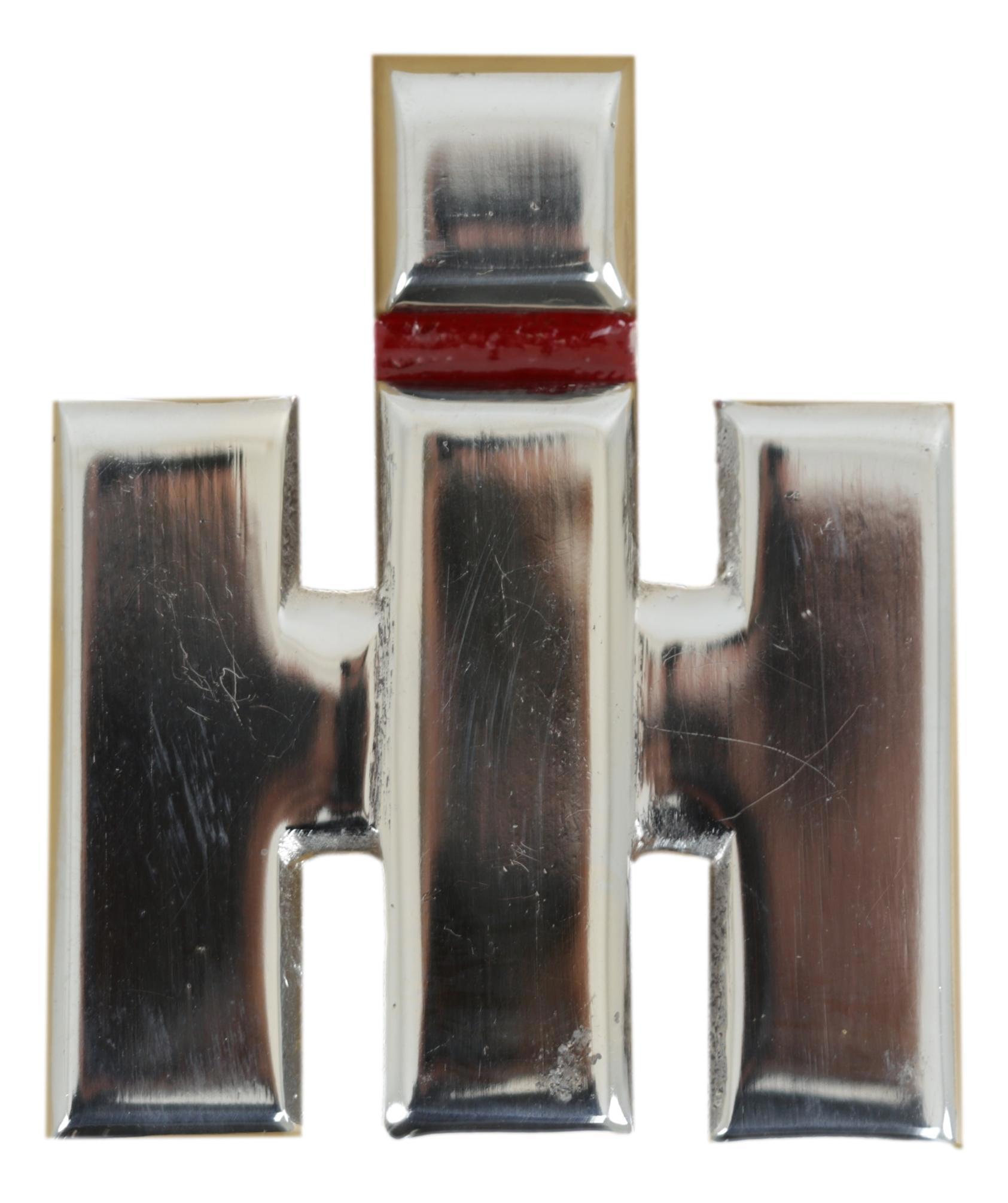 IH front emblem Mc.Cormick D-serie