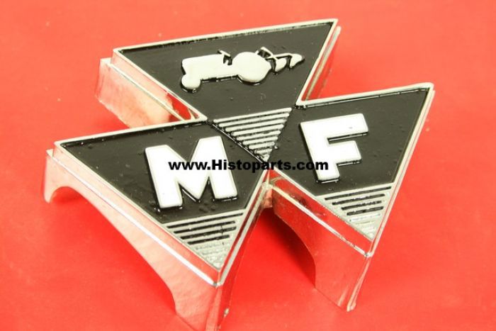 Metalen motorkap embleem. Massey Ferguson