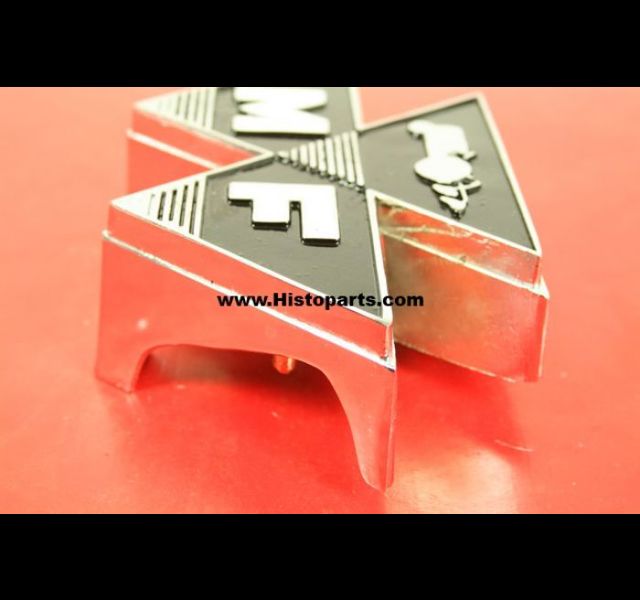 Metalen motorkap embleem. Massey Ferguson Histoparts
