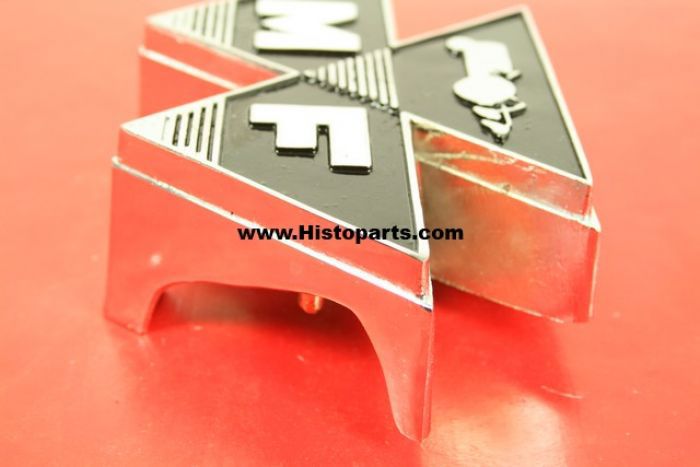 Metalen motorkap embleem. Massey Ferguson Histoparts
