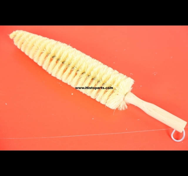 Spoke cleaning brush