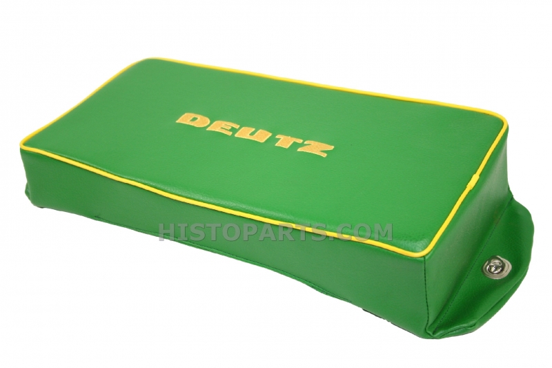 Zitkussen op spatbord Deutz D15